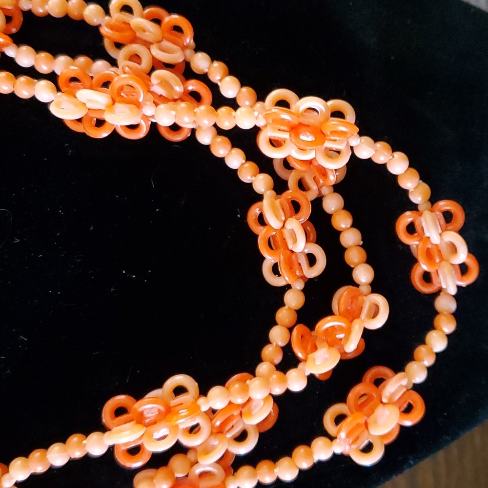 VINTAGE AVON CORAL COLOR PLASTIC BEADS NECKLACE - Picture 1 of 4